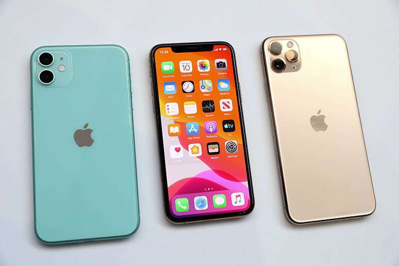 Los nuevos Apple iPhone 11 (L) y iPhone 11 Pro (R) se presentan durante un evento especial de Apple el 10 de septiembre de 2019