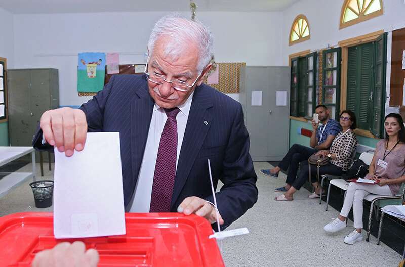 El primer ministro interino de Túnez, Kamel Morjane, emite su voto para las elecciones presidenciales en un colegio electoral de Sousse, al sur de la capital, Túnez, el 15 de septiembre de 2019
