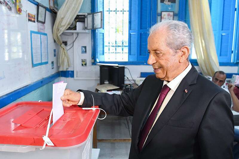Mohamed Ennaceur, presidente interino de Túnez, emitiendo su voto en una mesa electoral en Túnez el 15 de septiembre de 2019