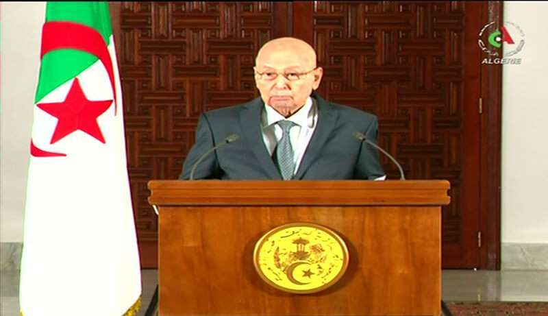 Una toma de imágenes del canal de televisión nacional argelino el 15 de septiembre de 2019 muestra al presidente interino argelino Abdelkader Bensalah Bensalah anunció que las elecciones presidenciales argelinas tendrán lugar el 12 de diciembre de 2019