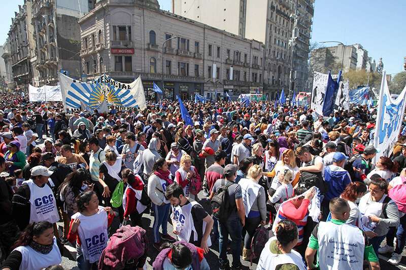 Manifestantes de diversas organizaciones sociales participan en una protesta ante el Congreso Nacional de Argentina, donde los legisladores votan un proyecto de ley de emergencia alimentaria en medio del alza de los precios de los alimentos