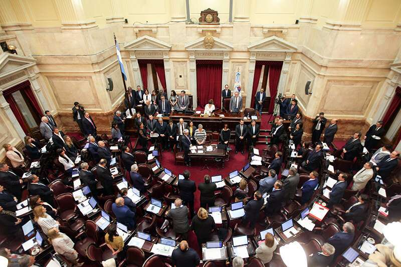 Una visión general de una sesión en el Congreso Nacional de Argentina en la que los legisladores aprobaron un proyecto de ley de alimentos de emergencia