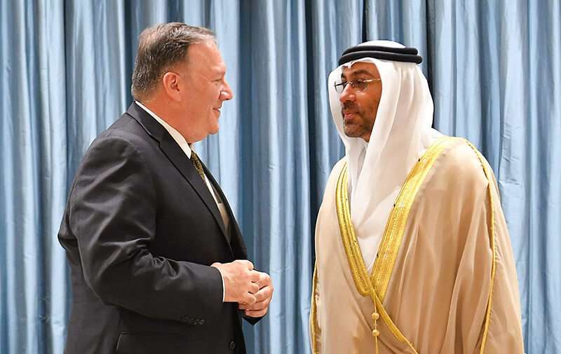 : A su llegada a la base aérea de Al-Bateen, Pompeo ha sido recibido por el ministro de Estado emiratí Ahmed al-
