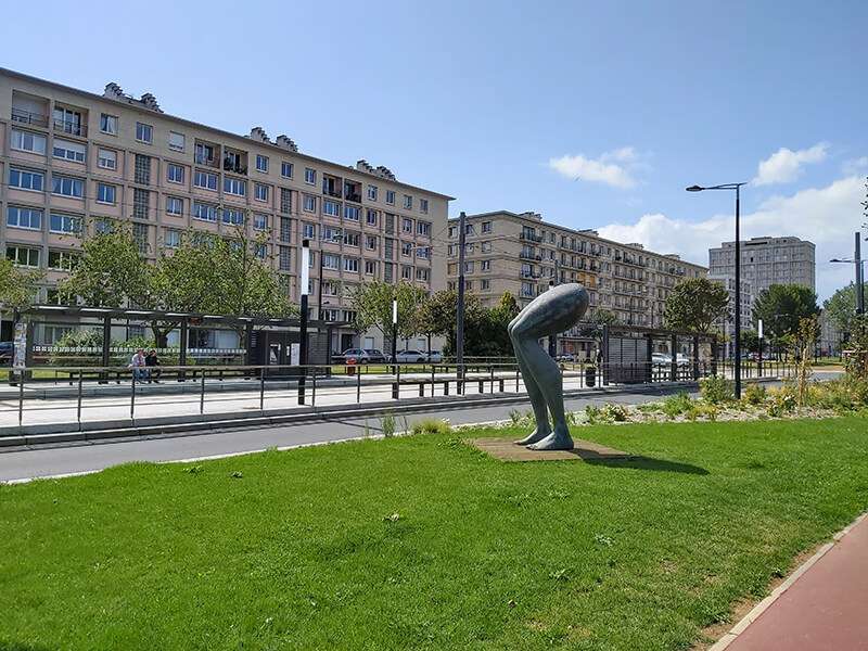 Avenidas anchas, edificios racionalistas funcionales, tranvías… una estampa del nuevo Le Havre de Perret. Avenida Mariscal Foch