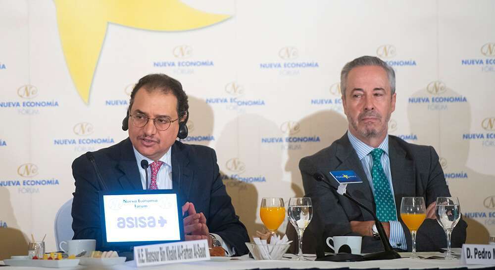 El embajador de Arabia Saudí en España, Mansour Bin Khalid Al Farhan Al-Saud; y el director de Casa Árabe, Pedro Martínez-Avial