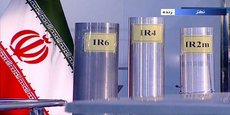 En esta toma de imágenes del 6 de junio de 2018 de la Radiodifusión de la República Islámica de Irán, IRIB, la televisión estatal, se muestran tres versiones de centrifugadoras construidas en el país