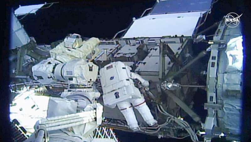La astronauta estadounidense Jessica Meir camina fuera de la Estación Espacial Internacional (ISS), en esta imagen fija tomada de un video de la NASA, el 18 de octubre de 2019