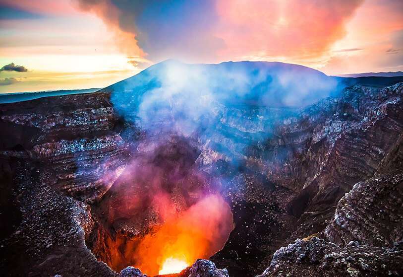 Centroamérica alberga más de cien volcanes, la mayoría activos, ideales para vivir experiencias, ya que cuentan con fogatas, agua, lagunas en los cráteres o pendientes para hacer sandboard.
