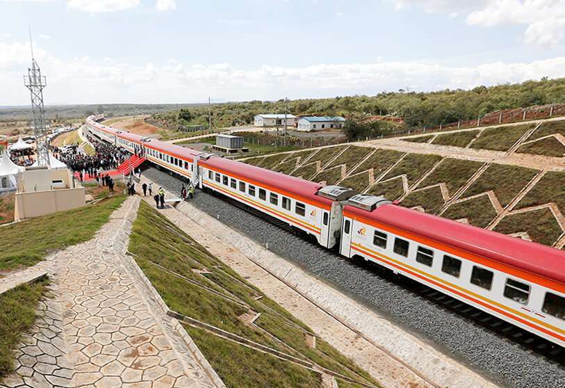 Vista general muestra el tren en la línea de ferrocarril de ancho estándar (SGR) financiada por el gobierno chino en Kimuka, Kenia, el 16 de octubre de 2019
