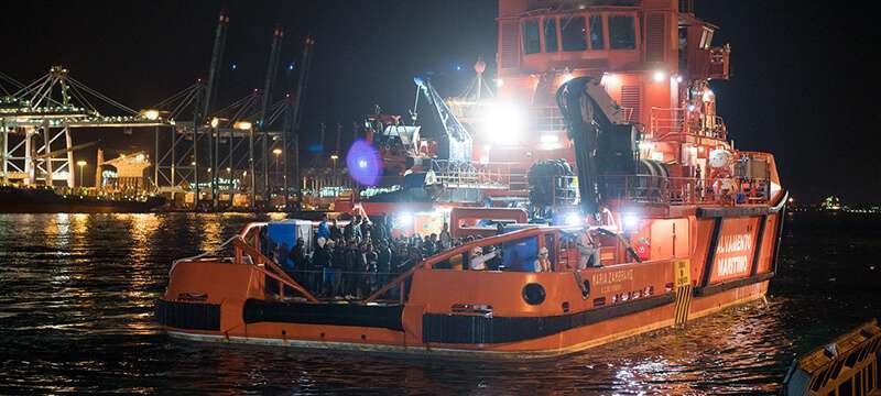 Un bote de la Guardia Costera de España después de rescatar a 146 migrantes y refugiados del Mediterráneo.