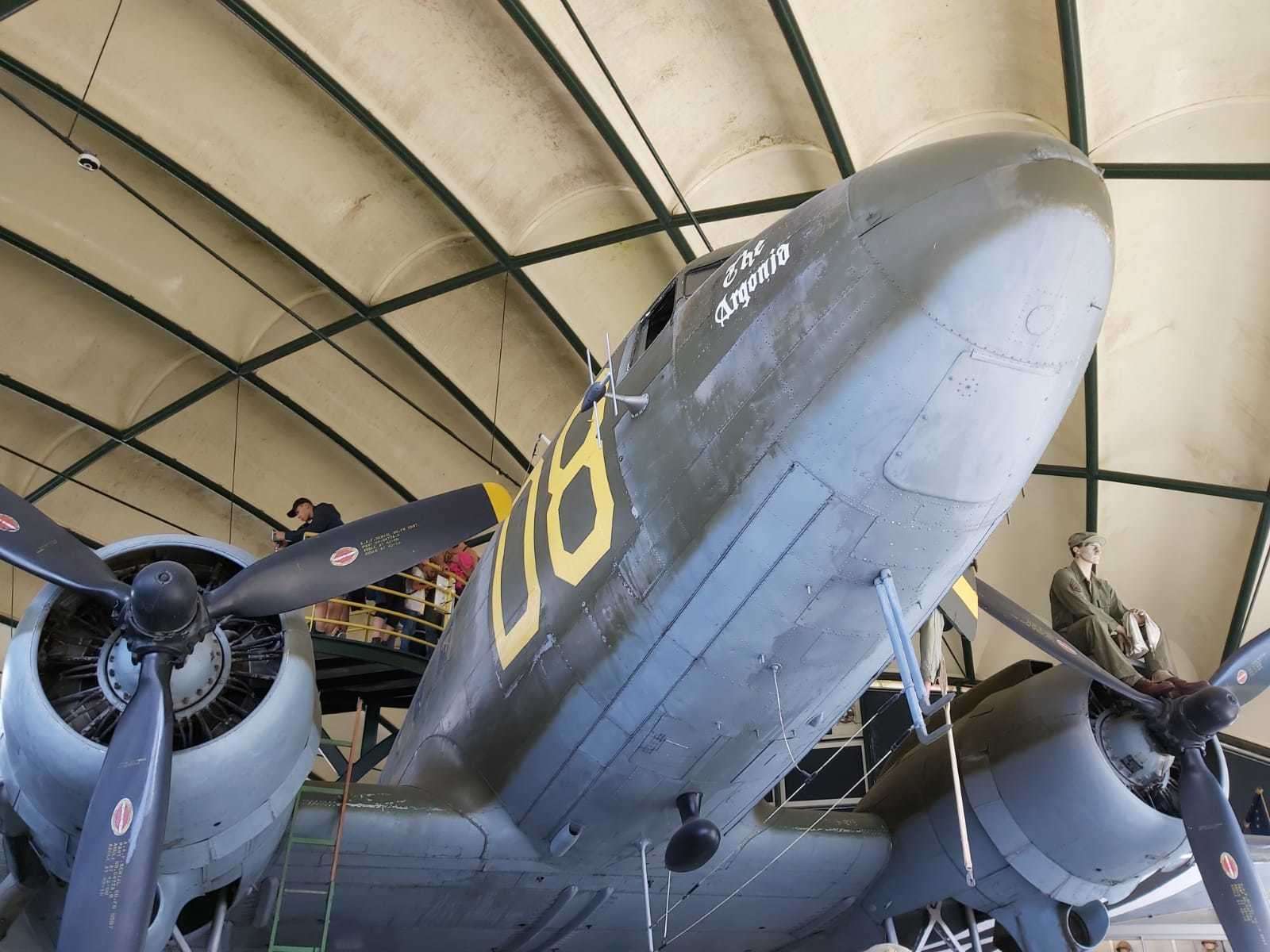 Los C-47 Dakota llevaron a los paracaidistas desde Inglaterra a Normandía. Algunos de los pilotos realizaron su bautismo de vuelo el Día D. Airborne Museum, Sainte Mère-Église