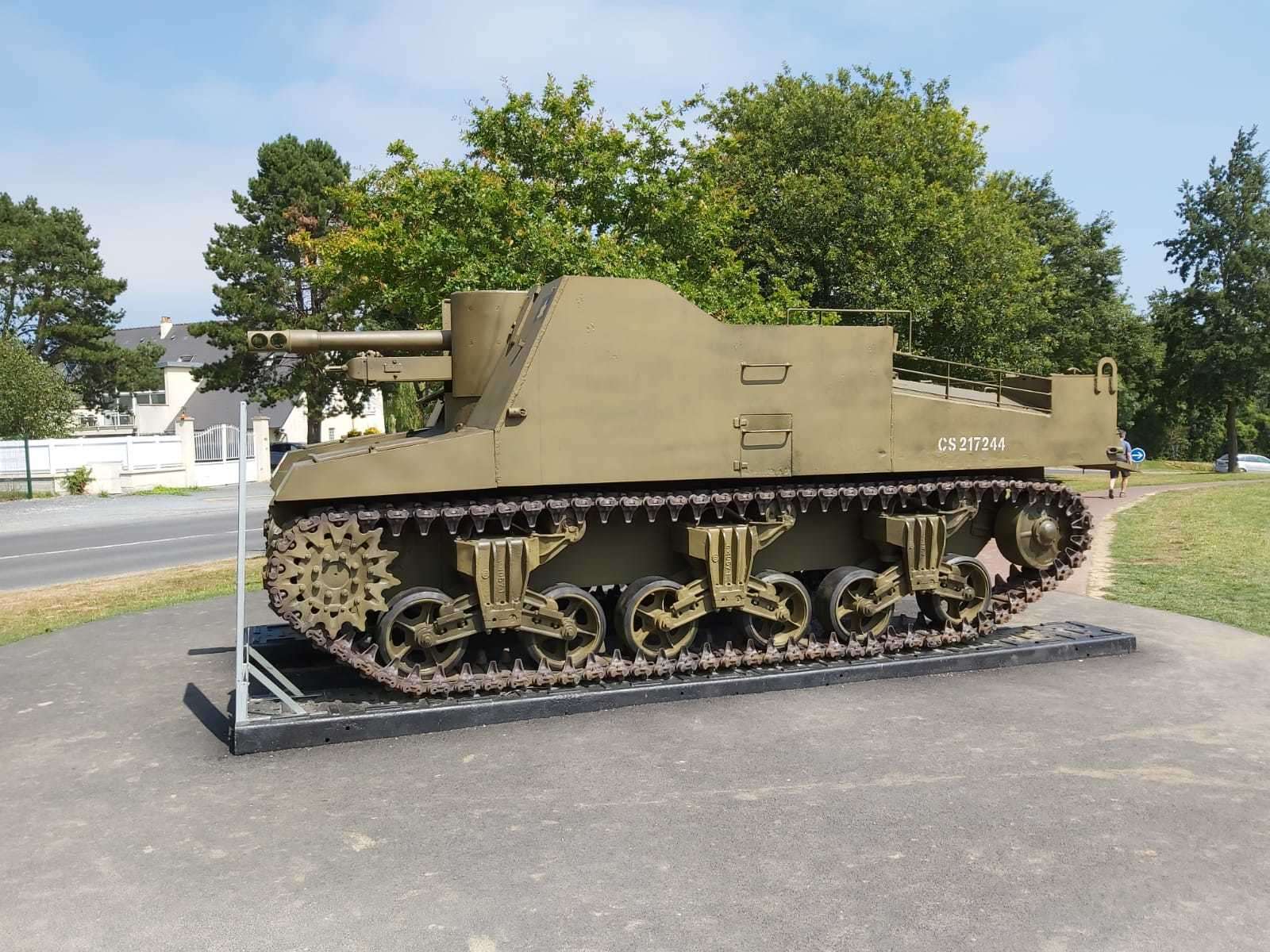 Un blindado Sherman recibe a los visitantes del museo memorial de Saint Laurent.