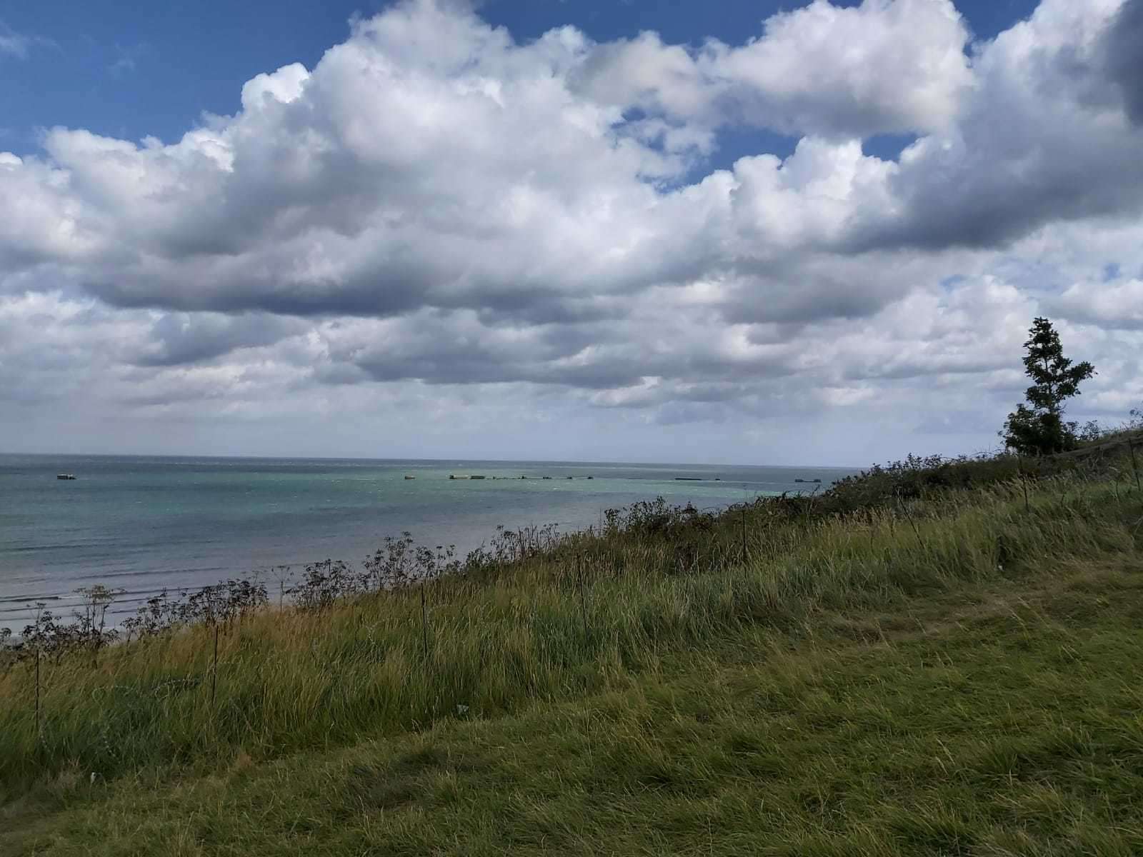 Los restos del muelle artificial de Arromanches. Vista desde lo alto del pueblo