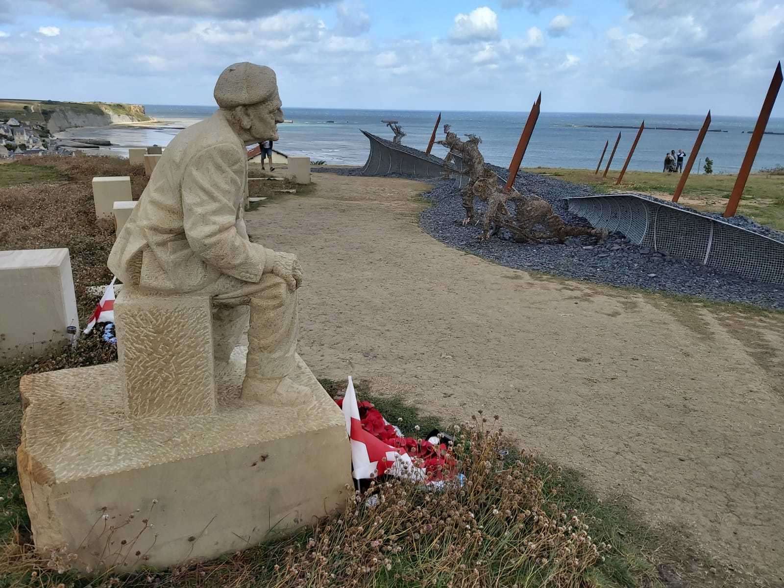 Un memorial, situado en la cresta de una colina, rinde homenaje al desembarco británico en Gold