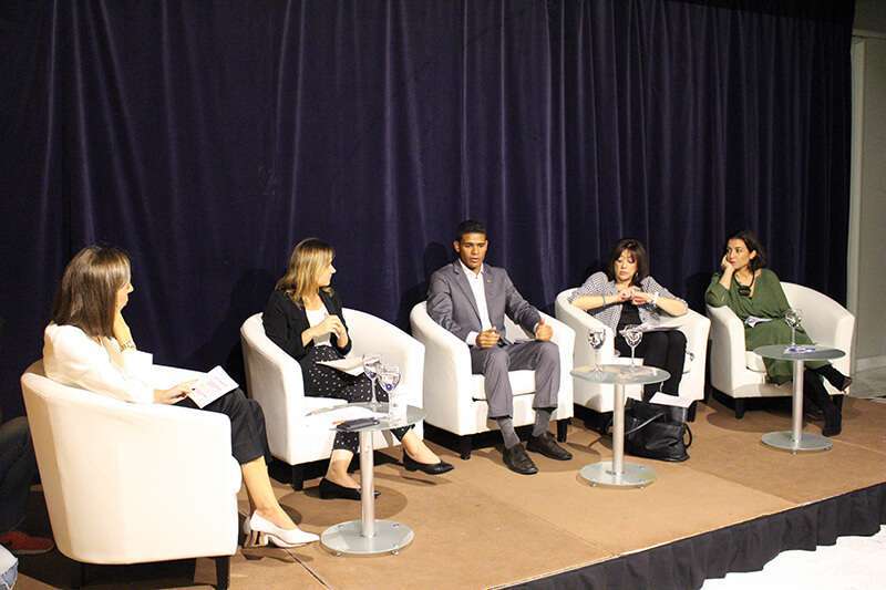 Los ponentes debatiendo en la Casa América de Madrid