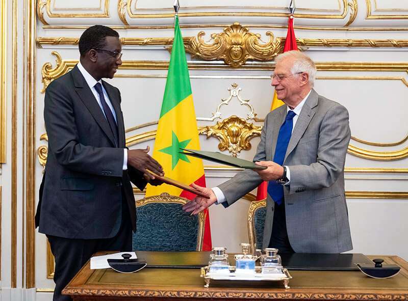 El ministro de Asuntos Exteriores en funciones, Josep Borrell on su homólogo senegalés, Amadu Ba, en la firma del convenio de cooperación cultural entre ambos países, en el Palacio de Viana, Madrid