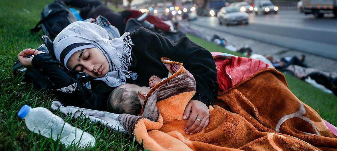 Una madre sin hogar duerme con su bebé